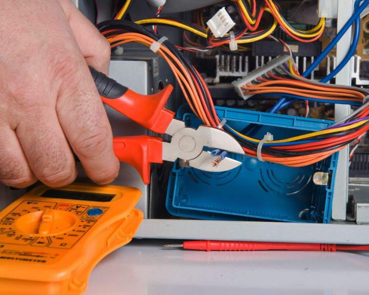 Réalisation d’installation électrique selon les normes en vigueur.