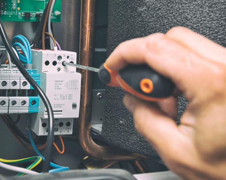 Remise en état efficace pour le bon fonctionnement des équipements électriques.