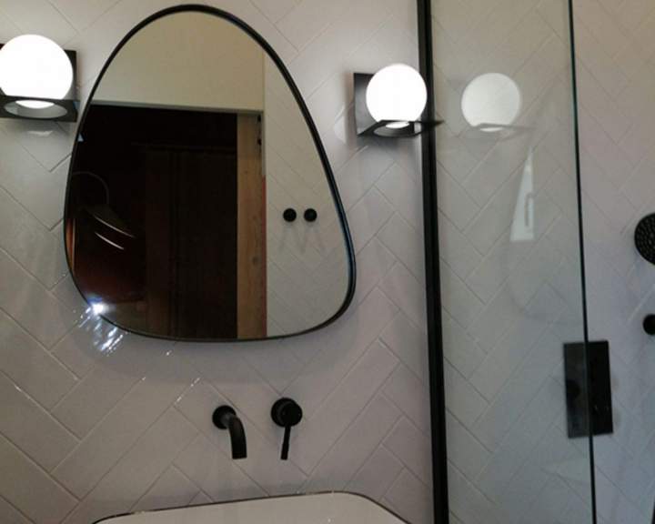 Installation d’éclairages modernes : luminaires, lampes, spots.